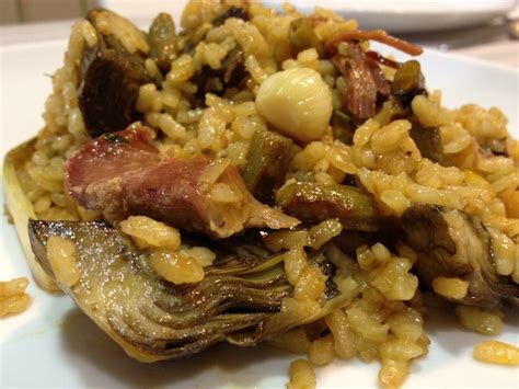 Plato final de arroz meloso de pato y alcachofas listo para servir