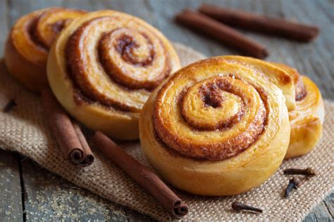 Rollos de canela sin gluten recién horneados con glaseado