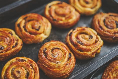 Rollos de canela cortados y colocados en la bandeja de horno