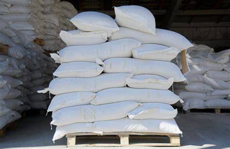 Sacos de harina de 25 kg apilados en un almacén