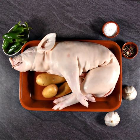 Cesta con cochinillo fresco