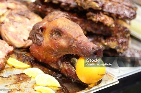 Cabeza de cochinillo asada lista para servir