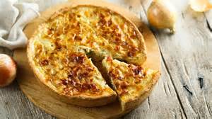 Tarta de hojaldre con queso, cebolla caramelizada y nueces