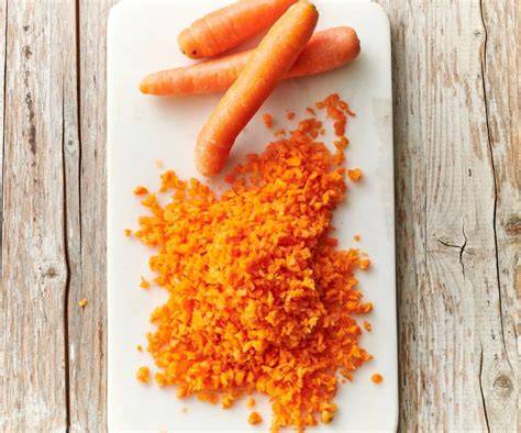Zanahorias ralladas y otros vegetales cortados para ensalada