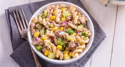 Ensalada de pasta con atún y zanahoria terminada en un bol