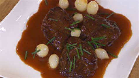 Carrilleras estofadas con vino blanco y cebollitas glaseadas