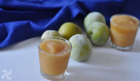 Un vaso de sorbete de ciruela refrescante