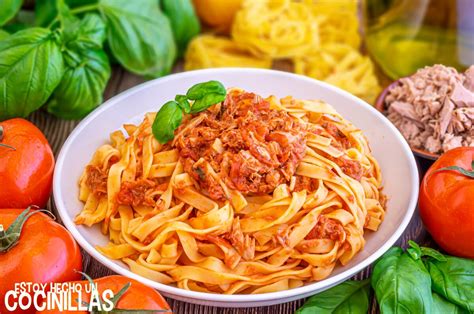 Un plato de tagliatelle con salsa de ciruelas