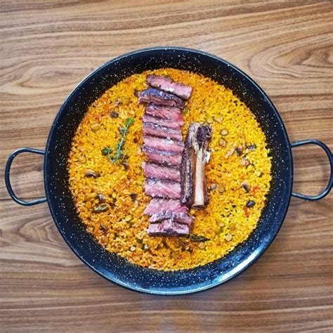 Presentación de un arroz con chuletón de vaca madurada