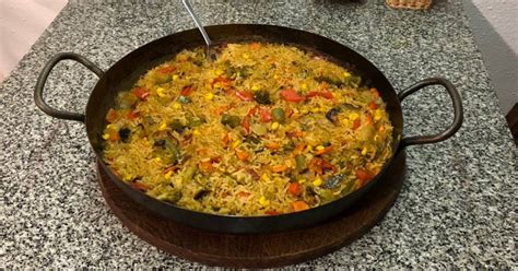 Paellera con arroz cocinándose en una capa fina