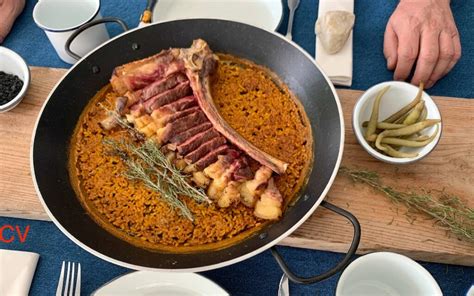 Plato final de arroz con chuletón y romero ahumado