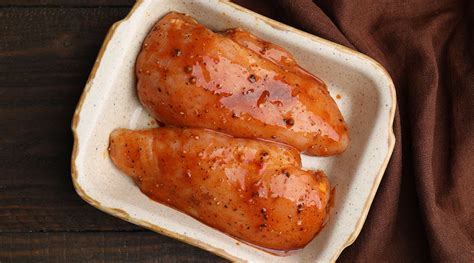 Proceso de marinado del pollo