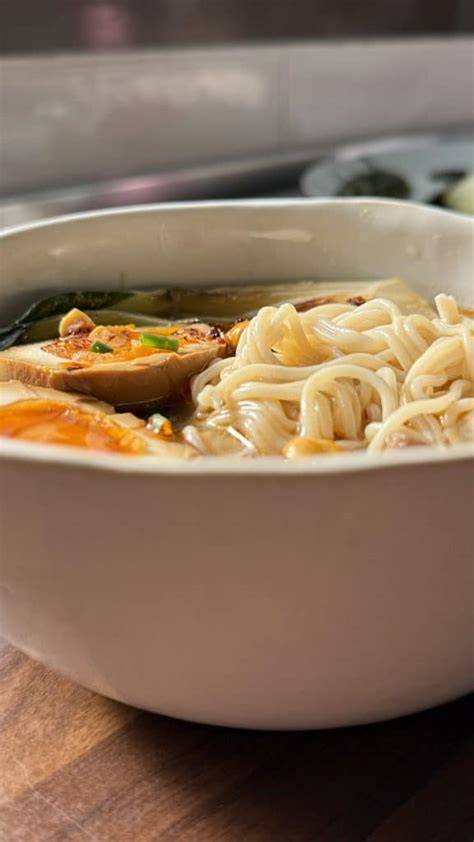 Plato de ramen sin gluten en Bocalinda Bonaire