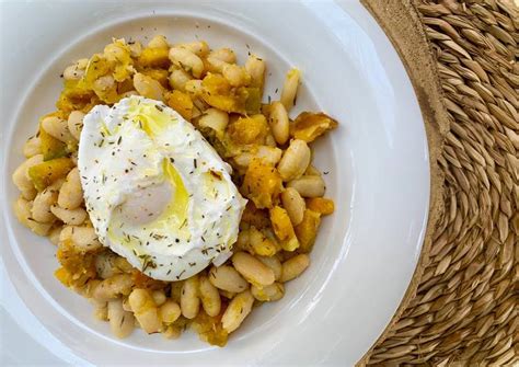 Alubias salteadas con huevo y bacon