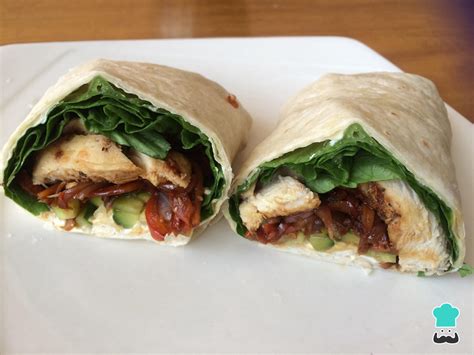 Wrap de pollo saludable con aguacate y queso cottage