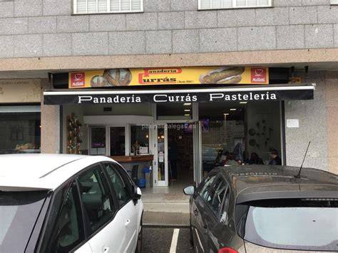 Interior de la cafetería de Panadería Currás en Tui