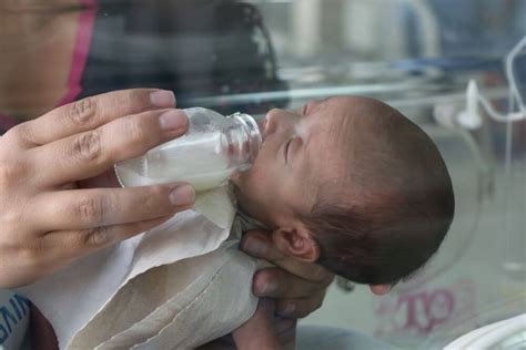 Bebé prematuro recibiendo leche materna donada