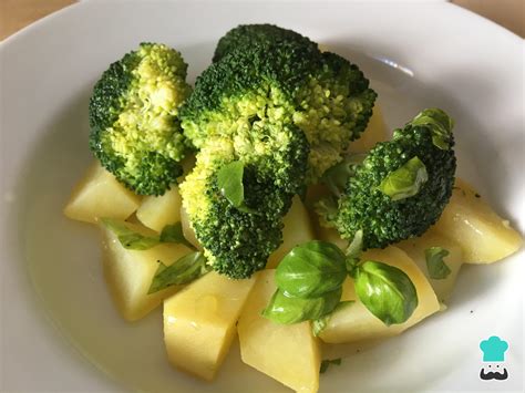 Plato de brócoli con patatas al vapor y huevo cocido