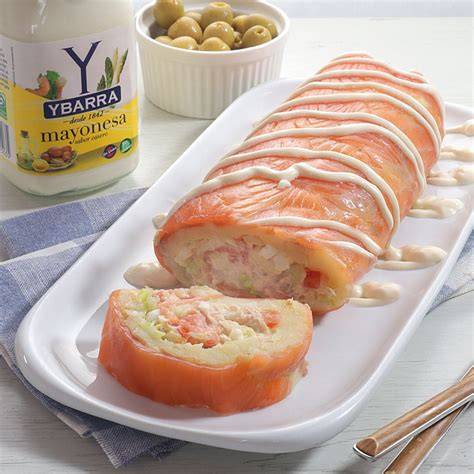 Brazo de gitano de salmón y mayonesa listo para servir