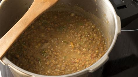 Lentejas recién hechas en olla