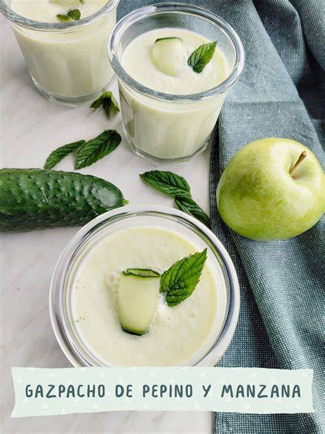 Gazpacho de pepino y manzana servido en un vaso con hierbabuena