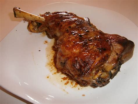 Paletilla de cordero dorándose en el horno