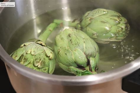 Alcachofas cocidas en una cazuela