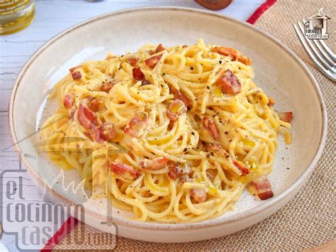 Ingredientes para salsa carbonara: huevos, queso y guanciale