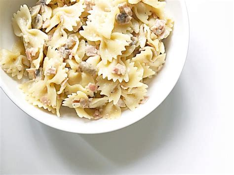 Pasta farfalle con alcachofas y salsa carbonara