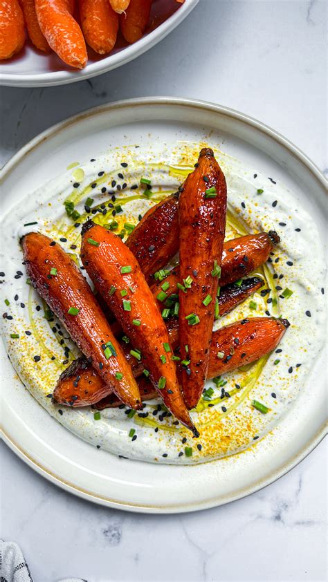 Zanahorias asadas con yogur griego y hierbas aromáticas