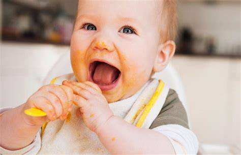 Bebé comiendo papilla