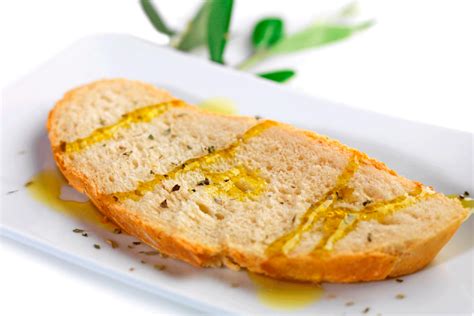 bandeja de horno con rebanadas de pan con aceite y especias