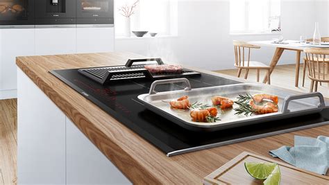 Placa de asar encastrable estilo Teppan Yaki integrada en encimera de cocina moderna