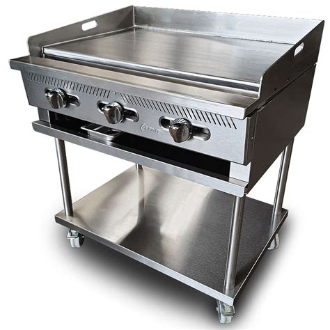 Limpieza profesional de una plancha de acero inoxidable con hielo y espátula