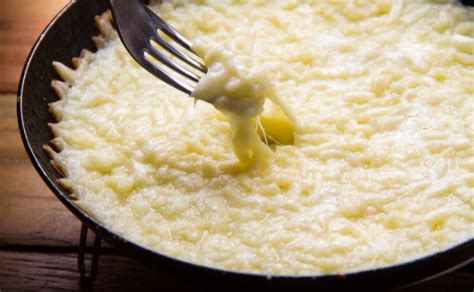 Gratinado de alubias con queso mozzarella fundido