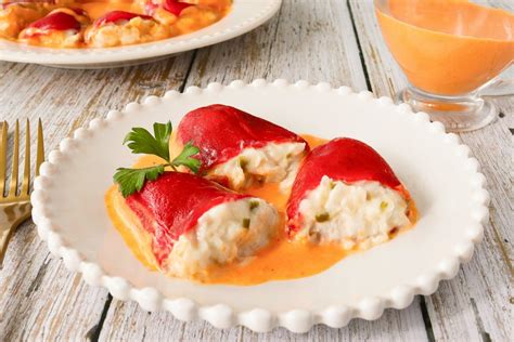 Pimientos del piquillo rellenos de bacalao emplatados