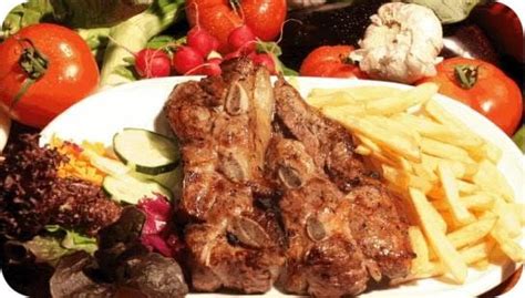 Plato de churrasco mixto con patatas y ensalada