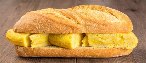 Bocadillo de tortilla de patata con tomate