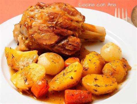 Codillos cociéndose con verduras y especias