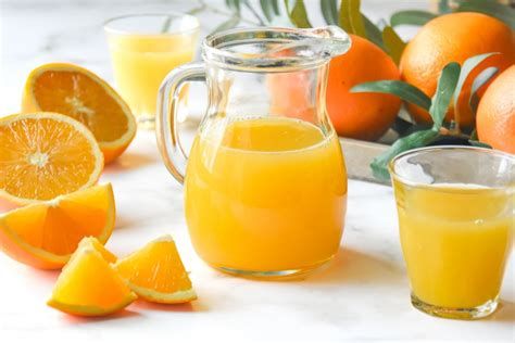 Desayuno saludable con zumo de naranja y leche