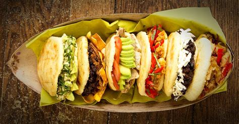 Diferentes tipos de arepas con rellenos