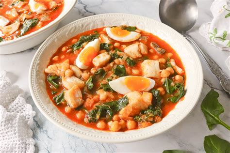 Potaje de habas con bacalao y espinacas listo para servir