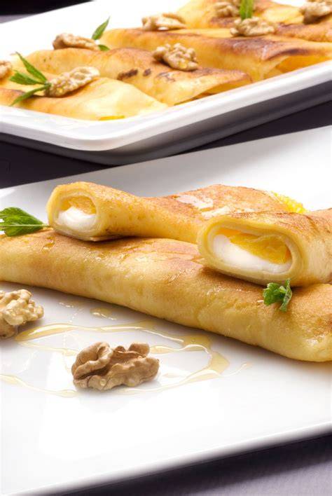 crepes dulces con queso fresco, naranja y nueces