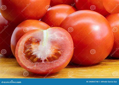Tomates pera frescos y maduros