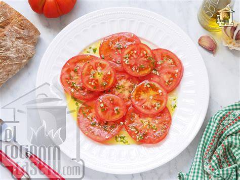 Tomates cortados y aliñados en una bandeja