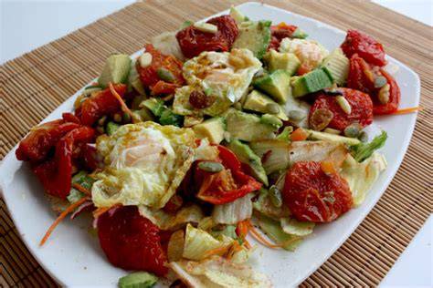 Ensalada con tomates deshidratados