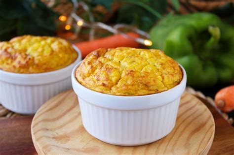 Soufflé de verduras recién horneado