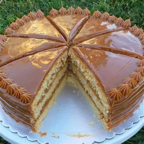 Torta de vainilla rellena de dulce de leche decorada