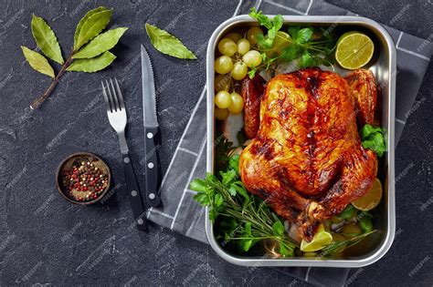 Pavo asado entero en una bandeja para horno