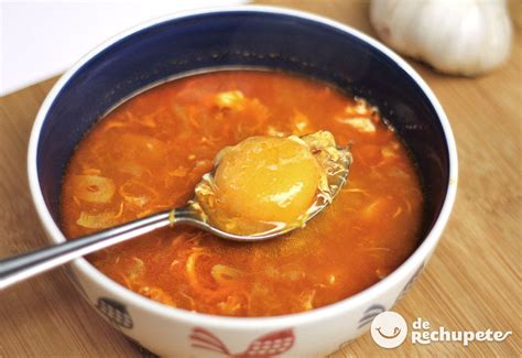 Ingredientes básicos de la sopa castellana: pan, ajo, pimentón y huevo